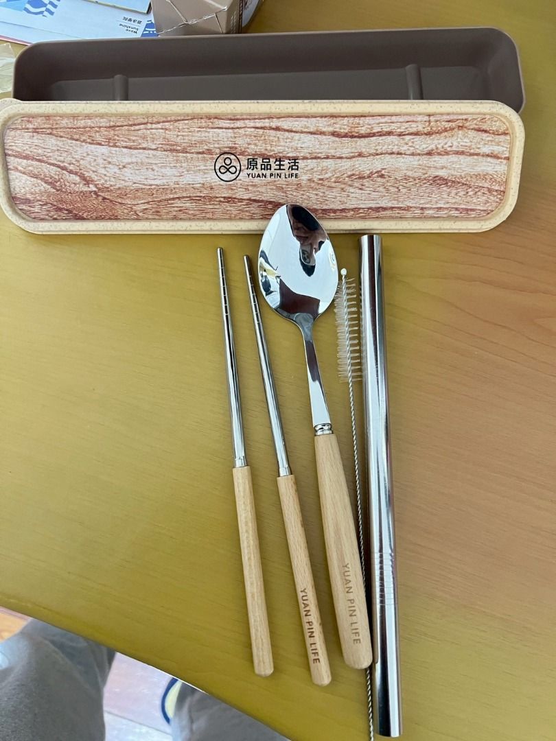 由 y1jen (刊登 ID 1381017975，圖片 1) 提交，位於 台北市 (Taipei) 的 原品生活木柄餐具組合 (類別：其他廚具和餐具)，說明：全新品 不鏽鋼 湯匙 筷子 吸管 小刷子組合。
