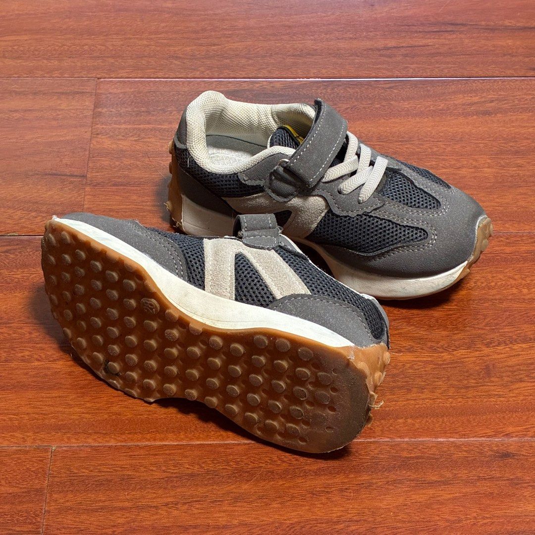 由 pchkang (刊登 ID 1380898603，圖片 2) 提交，位於 台北市 (Taipei) 的 百貨專櫃布鞋 (17cm) (類別：嬰兒及兒童流行時尚)，說明：。