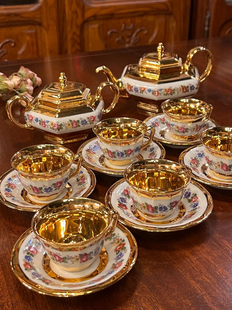 由 19th.antique (刊登 ID 1380980913，圖片 1) 提交，位於 台北市 (Taipei) 的 【🇫🇷 法國・利摩日金彩瓷茶具組・24K金巴洛克風格】#524092 (類別：茶具配件)，說明：【🇫🇷 法國・利摩日金彩瓷茶具組・24K金巴洛克風格】 這套精美的法國古董瓷器來自瓷都利摩日（Limoges），由當地藝術瓷工坊出品，融合「PORCELAINE D’ART J.R.」與「LIMOGES FRANCE」標記，法國製造的精緻血統。整套組件包含茶壺、糖罐、六只杯托組，為六人使用設計，是極具收藏價值的高級茶具。 此套特色為內壁與把手全施以24K金高溫燒製金彩，杯口與壺身外側則飾以細緻手繪花環圖案，環繞玫瑰與野花的花圈設計精巧雅緻，配合八角壺身、曲線壺嘴與雙把手結構，散發出法式貴族餐瓷的尊貴與典雅。 瓷質細膩輕薄，敲擊聲清脆，金彩光澤極為飽滿，在燈光下熠熠生輝，是集功能性與藝術性於一身的頂級手工瓷器。 🔸 壺尺寸：約 壺嘴至把手 20 × 寬 12 × 高 