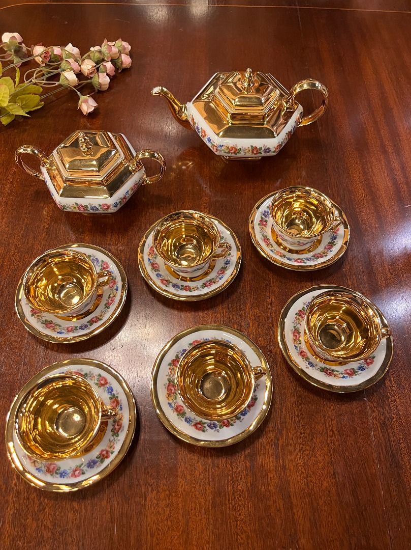 由 19th.antique (刊登 ID 1380980913，圖片 2) 提交，位於 台北市 (Taipei) 的 【🇫🇷 法國・利摩日金彩瓷茶具組・24K金巴洛克風格】#524092 (類別：茶具配件)，說明：【🇫🇷 法國・利摩日金彩瓷茶具組・24K金巴洛克風格】 這套精美的法國古董瓷器來自瓷都利摩日（Limoges），由當地藝術瓷工坊出品，融合「PORCELAINE D’ART J.R.」與「LIMOGES FRANCE」標記，法國製造的精緻血統。整套組件包含茶壺、糖罐、六只杯托組，為六人使用設計，是極具收藏價值的高級茶具。 此套特色為內壁與把手全施以24K金高溫燒製金彩，杯口與壺身外側則飾以細緻手繪花環圖案，環繞玫瑰與野花的花圈設計精巧雅緻，配合八角壺身、曲線壺嘴與雙把手結構，散發出法式貴族餐瓷的尊貴與典雅。 瓷質細膩輕薄，敲擊聲清脆，金彩光澤極為飽滿，在燈光下熠熠生輝，是集功能性與藝術性於一身的頂級手工瓷器。 🔸 壺尺寸：約 壺嘴至把手 20 × 寬 12 × 高 