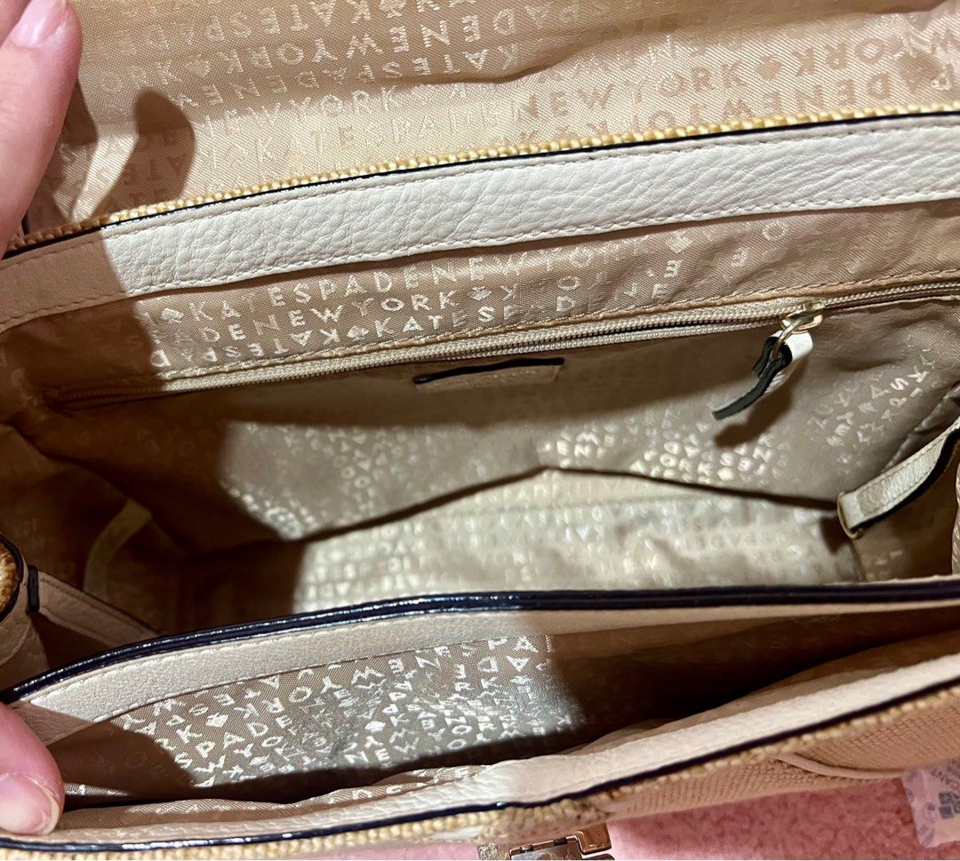 🔴 AUTHENTIC KATE SPADE HAND/SHOULDER BAG (Category: Shoulder Bags) located in Quezon City. Submitted by fst30 (Listing ID 1380911492, Image 2). Description: .