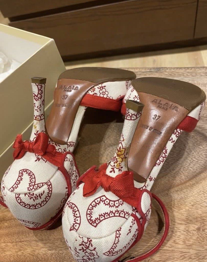 Alaia (Category: Heels) located in Manila. Submitted by dashlux (Listing ID 1381051376, Image 3). Description: .