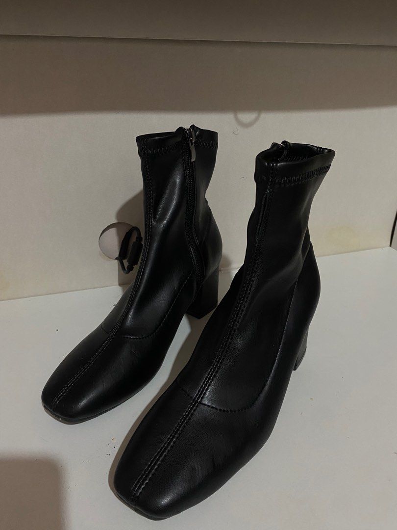 Ankle Boots (Category: Boots) located in Manila. Submitted by _nnthl (Listing ID 1381008965, Image 2). Description: Only used once for a photoshoot. Size 37. .