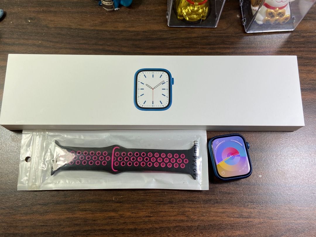 由 carrot_chen (刊登 ID 1381048709，圖片 1) 提交，位於 新北市 (New Taipei) 的 Apple Watch S7 Series 7 Series7 GPS 45mm蘋果手錶 大顆 藍色 A2473 (類別：智慧穿戴裝置及智慧手錶)，說明：【出售商品】Apple Watch Series 7 GPS 45mm 藍色 【外觀新舊】外觀約略9成新, 螢幕右上角輕微刮傷 電池健康度80% 外觀有使用痕跡 【配件描述】有盒裝 有充電線 有副廠錶帶 【其他】原廠保固已過 賣家責任保固七天。