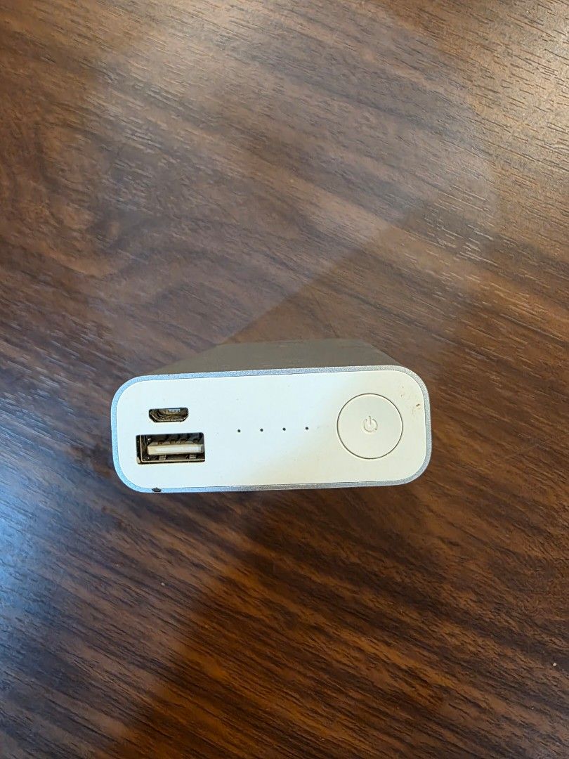 由 erickai0423 (刊登 ID 1380934607，圖片 2) 提交，位於 桃園市 (Taoyuan) 的 ＜免運＞Asus Zenpower 行動電源 10050mah (類別：電池及充電器)，說明：小七麥貨便免運。