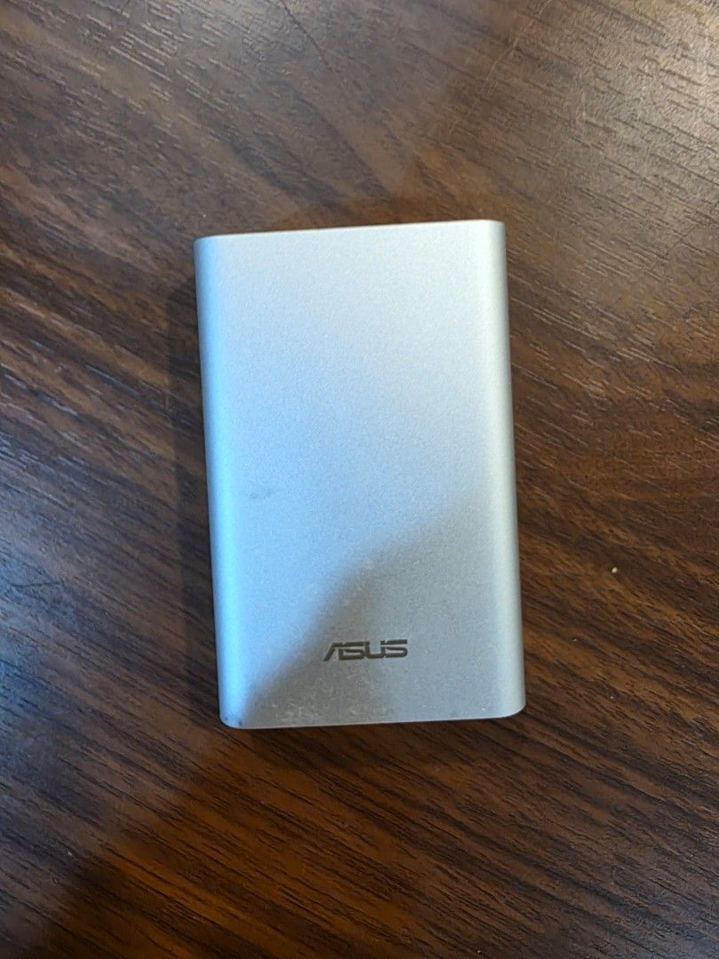 由 erickai0423 (刊登 ID 1380934607，圖片 1) 提交，位於 桃園市 (Taoyuan) 的 ＜免運＞Asus Zenpower 行動電源 10050mah (類別：電池及充電器)，說明：小七麥貨便免運。
