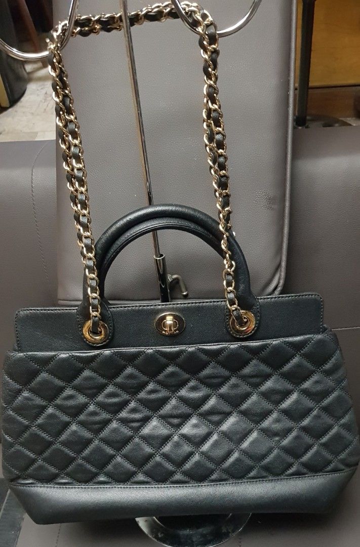 Black quilted Morgan 2-way bag (Category: Shoulder Bags) located in Quezon City. Submitted by practibagsplusmnl (Listing ID 1381038287, Image 1). Description: Black quilted Morgan 2-way bag; longer strap made of woven chain-leather. With 1 exterior, many interior pockets. Beautiful bag..