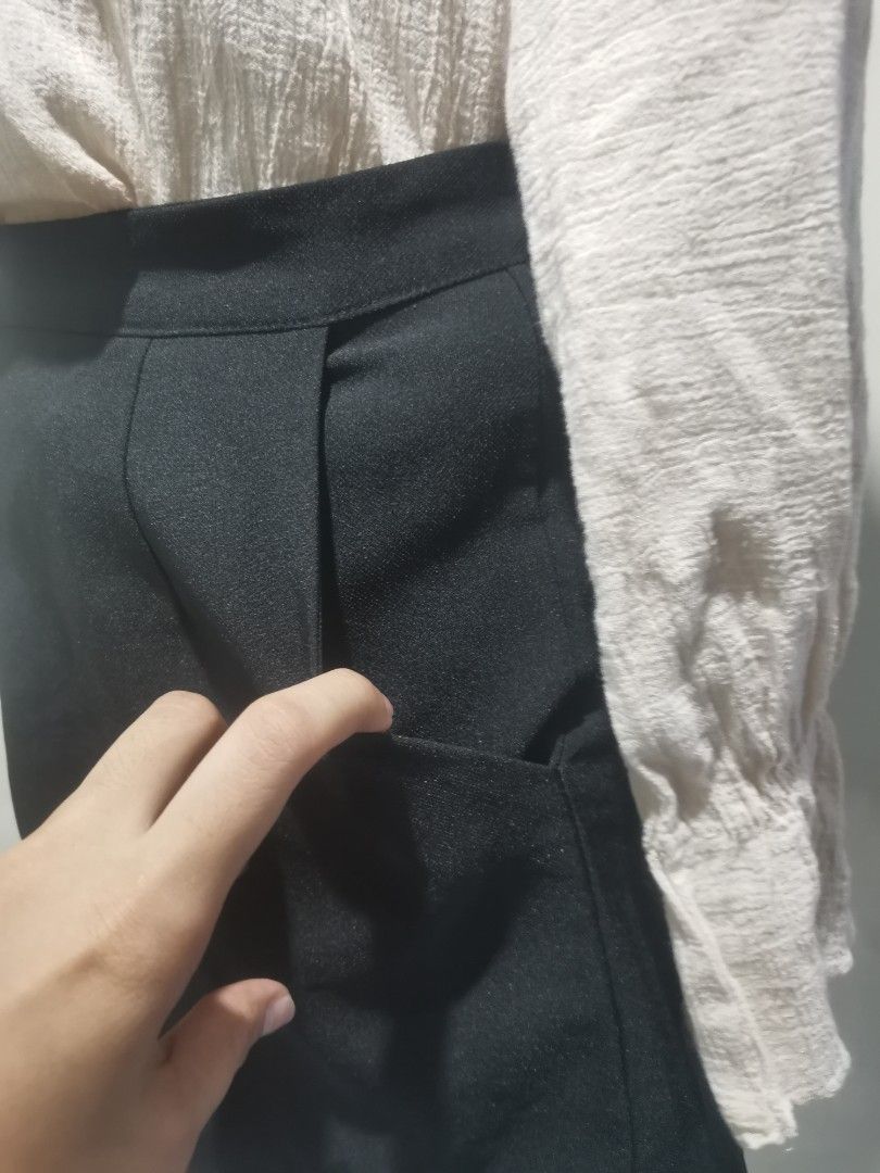 Black Plain Shorts (Category: Shorts) located in Rizal. Submitted by styledsecond_ (Listing ID 1381074294, Image 2). Description: Size: S 📝NOTES: • For sure buyers only, please. • No cancellation of orders upon confirmation. • No return, no exchange. • No Reservation • Kindly manage your expectations, as the items are pre-loved clothing. • Color may vary due to lighting 💵MODE OF PAYMENT: UB, Psbank, GCash, Paymaya 📚 MODE OF DELIVERY • J&T (Pro