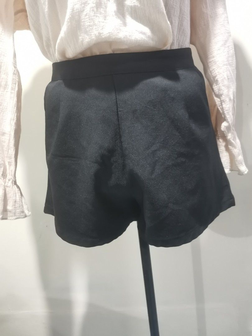 Black Plain Shorts (Category: Shorts) located in Rizal. Submitted by styledsecond_ (Listing ID 1381074294, Image 1). Description: Size: S 📝NOTES: • For sure buyers only, please. • No cancellation of orders upon confirmation. • No return, no exchange. • No Reservation • Kindly manage your expectations, as the items are pre-loved clothing. • Color may vary due to lighting 💵MODE OF PAYMENT: UB, Psbank, GCash, Paymaya 📚 MODE OF DELIVERY • J&T (Pro