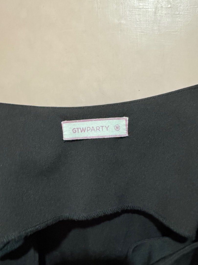 black sleeveless top (Category: Sleeveless) located in Guinobatan. Submitted by declutteritems_ (Listing ID 1380922246, Image 2). Description: .