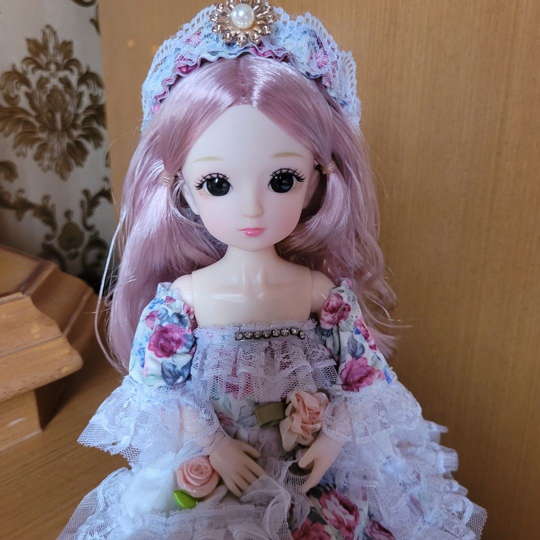 Boneka barbie bjd doll kado hadiah anak (Kategori: Mainan & Baby Walker) berada di Jakarta Timur. Dikirim oleh signora.gallery (ID iklan 1380909564, Gambar 2). Deskripsi: kondisi 90% sangat baik tangan kaki bisa ditekuk yaa baju nya premium tinggi 30cm aslinya cantik bangettt😍.