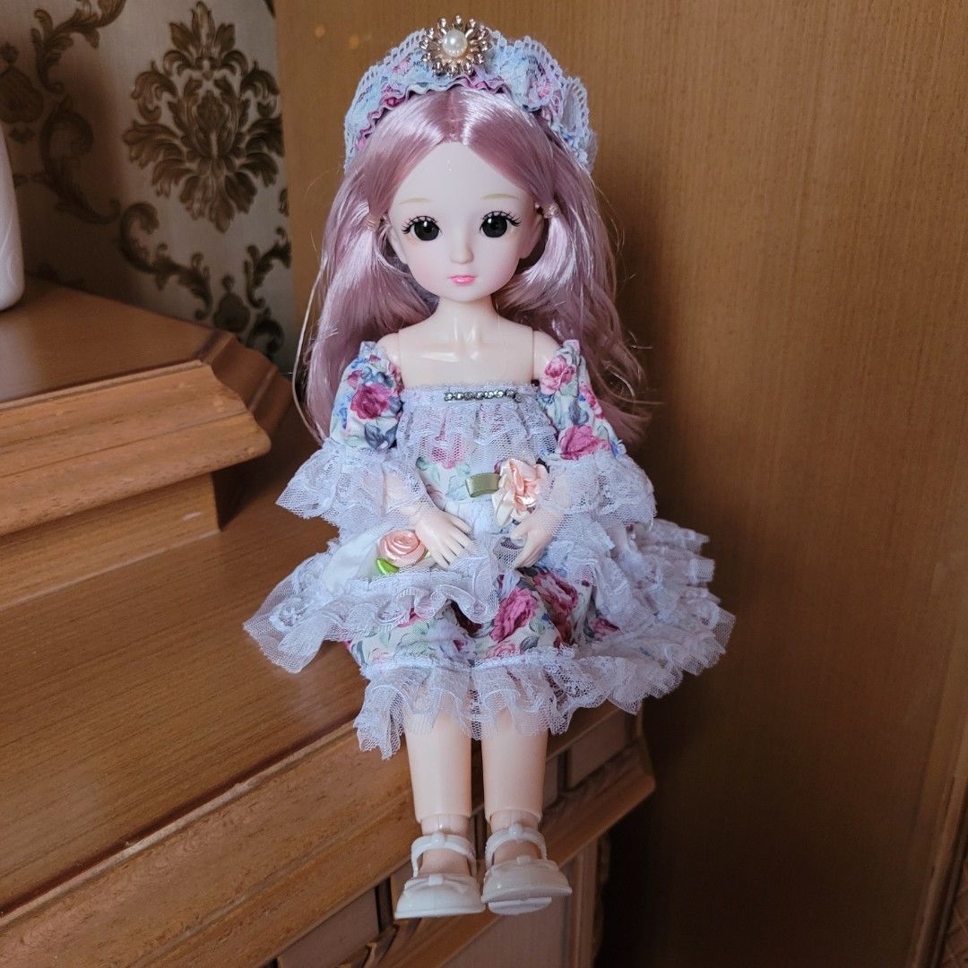 Boneka barbie bjd doll kado hadiah anak (Kategori: Mainan & Baby Walker) berada di Jakarta Timur. Dikirim oleh signora.gallery (ID iklan 1380909564, Gambar 3). Deskripsi: kondisi 90% sangat baik tangan kaki bisa ditekuk yaa baju nya premium tinggi 30cm aslinya cantik bangettt😍.