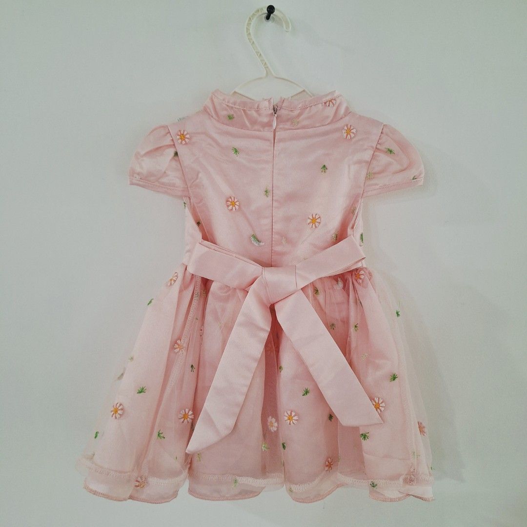 Cheongsam pink dress (Category: Babies & Kids Fashion) located in Penampang. Submitted by mrsavocado83302 (Listing ID 1380933084, Image 2). Description: Suitable for 1 year old Excellent condition 10/10 Bought at Parkson Imago for RM120 Inner layer is 100% cotton — gentle on baby’s skin, perfect for her first birthday celebration and precious photo moments. Visit website and search purple fish baby adelai daisy dress in pink for more info~.