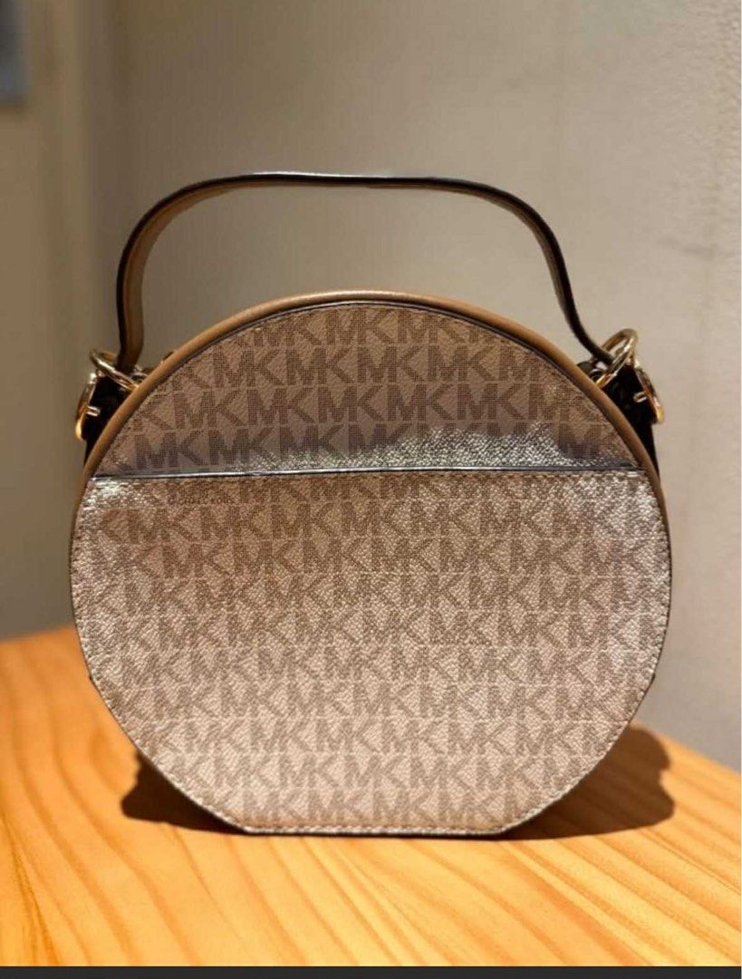 Delaney Medium Logo Canteen Crossbody Bag (Category: Cross-body Bags) located in Cavite. Submitted by loveadore (Listing ID 1381083874, Image 2). Description: 100% authentic with dust bag.