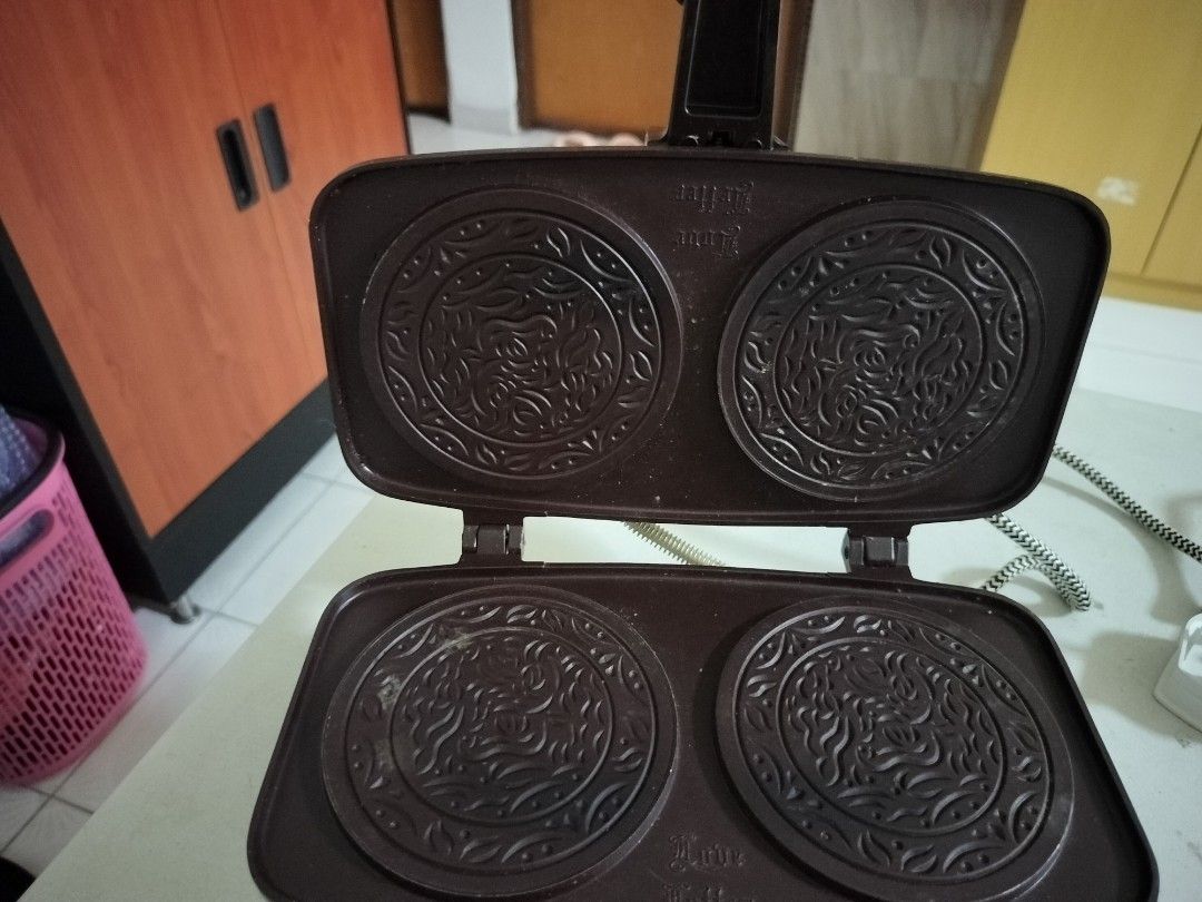 Egg roll maker (Category: Homemade Bakes) located in Singapore. Submitted by jsyun97 (Listing ID 1380907182, Image 1). Description: .