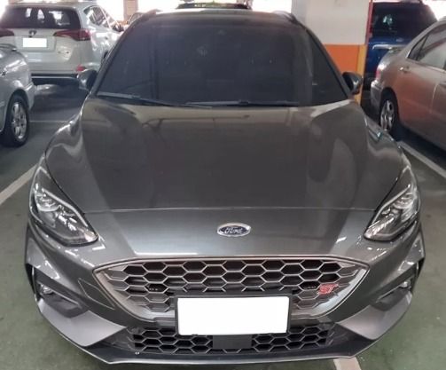 由 vivian19932004 (刊登 ID 1380924982，圖片 2) 提交，位於 新北市 (New Taipei) 的 Ford Focus 5D 2021款 灰色 (類別：汽車出售)，說明：💥認證中古車歡迎你來帶回家💥 💥車輛應有盡有趕緊來搶便宜💥 ⚠️車商賣車 同行勿擾⚠️ 🔶Ford Focus 5D 2021款 灰色 🔶里程:4萬 🔶燃料:汽油 🔶年份:2021 🔶排氣:1.5L 🔶變速:手自排 🔶驅動:2WD 🔶乘客數:5門5座 ⭕合格認證⭕專業鑑定⭕檢定報告 📌五大保證↘️ 無泡水、無事故、無AB接合車、里程保證、無計程車 📌五大保固↘️ 引擎、方向機、變速箱、發電機、啟動馬達 🔥🔥買好車找上游最便宜🔥🔥 🎈均有第三方權威認證🎈 🎈超優質一手清倉特價🎈 ♠️車況超美不怕你看 ♥️還可配合萊茵鑑定 ♦️里程公開透明無調表 ♣️一條龍服務包您滿意 💯只要車況與認證表不符、可退車並全額退費❣️ ✅可分期✅可貸款✅配合多家銀行
