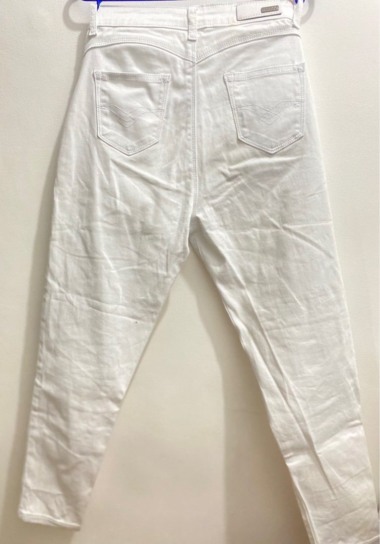 Freego White Denim Pants (Category: Jeans) located in Cavite. Submitted by eessaa08 (Listing ID 1381027927, Image 2). Description: Color: white Size: 28 Item description: Original Freego white denim pants. With minimal washable stain MOP: Gcash MOD: Lalamove or Jnt Location: Cavite City.