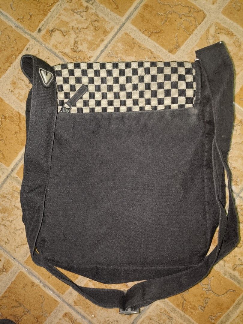 FS: AIRWALK sling bag (Category: Sling Bags) located in Las Pinas. Submitted by outdoorsandbeyond (Listing ID 1381012361, Image 2). Description: For sale: AIRWALK SLING bag Very good condition All intact Price: 450 Las piñas/parañaque area.