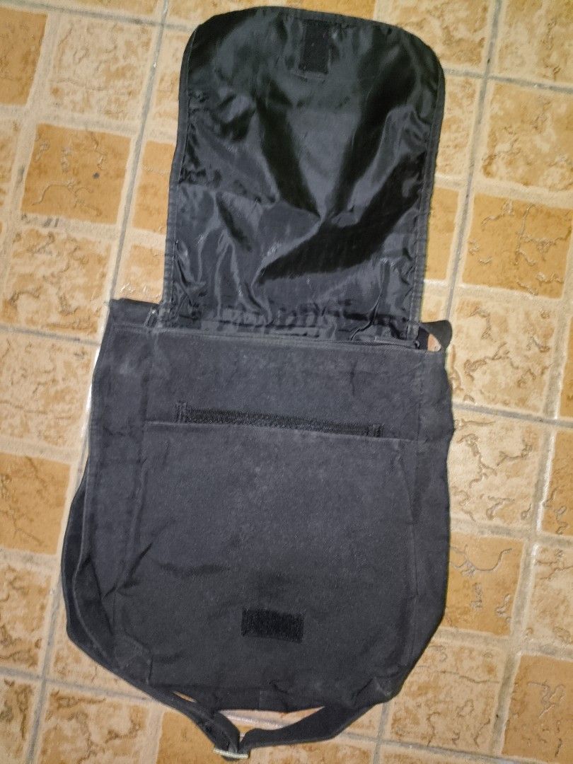 FS: AIRWALK sling bag (Category: Sling Bags) located in Las Pinas. Submitted by outdoorsandbeyond (Listing ID 1381012361, Image 3). Description: For sale: AIRWALK SLING bag Very good condition All intact Price: 450 Las piñas/parañaque area.