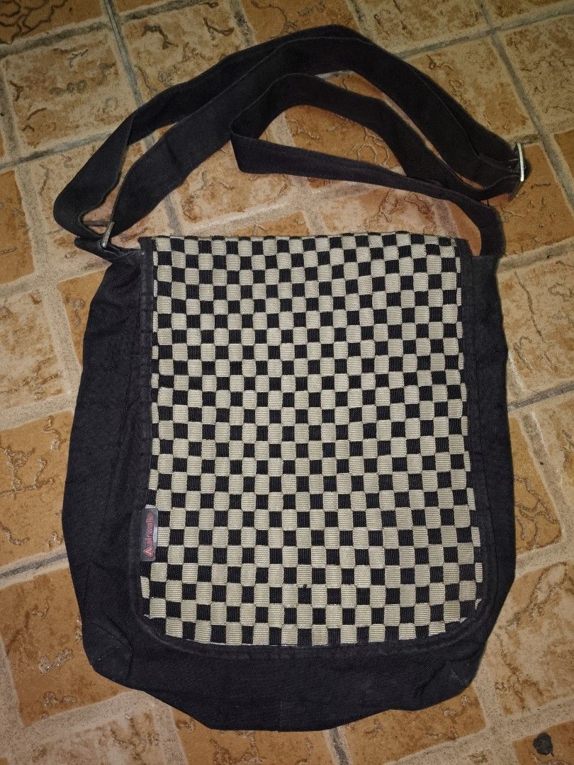 FS: AIRWALK sling bag (Category: Sling Bags) located in Las Pinas. Submitted by outdoorsandbeyond (Listing ID 1381012361, Image 1). Description: For sale: AIRWALK SLING bag Very good condition All intact Price: 450 Las piñas/parañaque area.