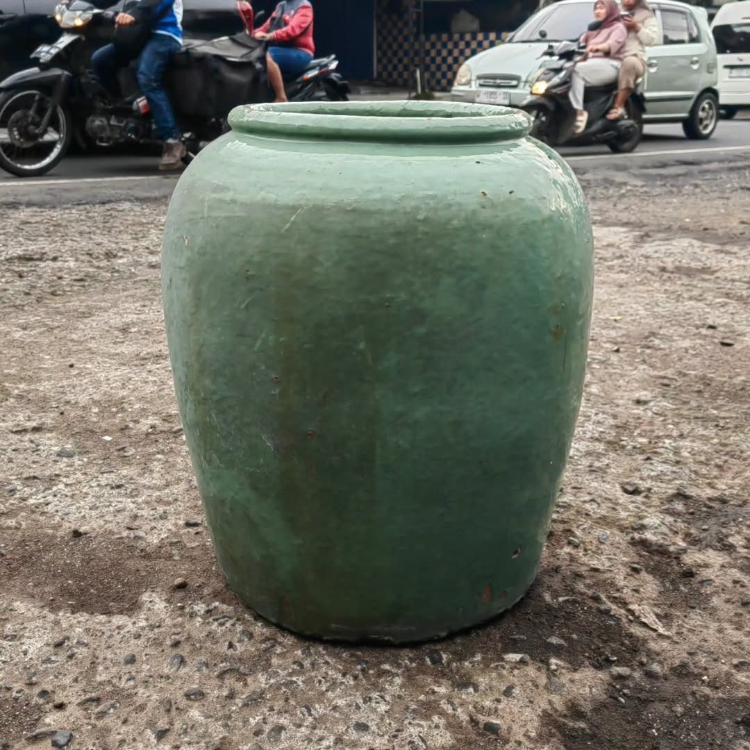 Gentong Air Hijau Celadon – Klasik & Elegan (Kategori: Furnitur Antik) berada di Malang. Dikirim oleh koleksihobi (ID iklan 1380927564, Gambar 1). Deskripsi: 💧 Gentong Air Hijau Celadon – Klasik & Elegan ✅ Bahan: Terracotta ✅ Tinggi: 58 cm ✅ Diameter bibir: 34 cm ✅ Diameter alas: 40 cm ✅ Finishing celadon hijau khas, menambah kesan antik dan mewah ✨ Cocok sebagai dekorasi taman, pojok ruang, resto bernuansa heritage, atau koleksi pribadi pecinta