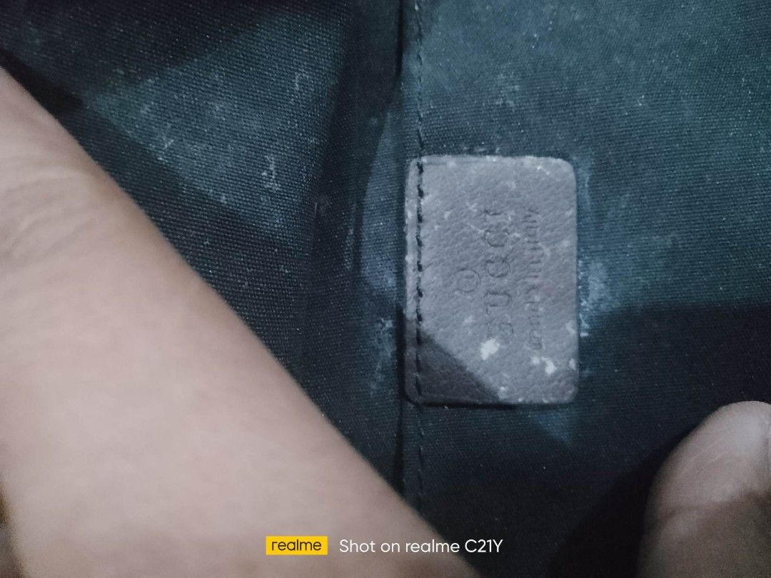 Gucci bag (Category: Luxury Bags & Wallets) located in Cabanatuan. Submitted by chinithou (Listing ID 1380963839, Image 2). Description: Very good condition Issue minimal sa lether see picture 450+sf.