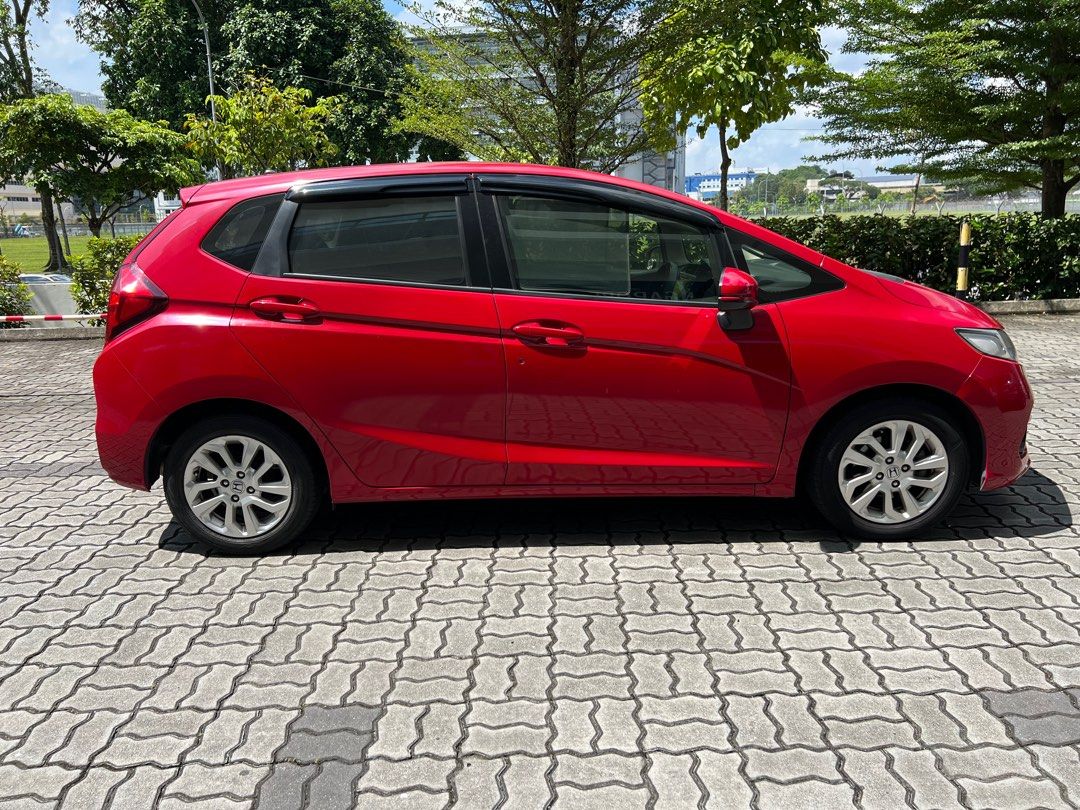 Honda Jazz 1.3 (A) (Category: Used Cars) located in Singapore. Submitted by effortlesscars (Listing ID 1379395310, Image 3). Description: 🚗💨 Honda Jazz 💰 Monthly from $888!! 🔥 Fuel Efficient 🔥 Immaculate Condition ⚙️ Gearbox: CVT 🏎 Engine: 1.3L i-VTEC Fuel Consumption: 16km/l 📆 Registration Date: October 2018 📆 COE: 3 Years 3 Months 💰 Daily: $41 (Full Loan) ✅ Zero down payment & zero driveaway ✅ Private hire usage ✅ Bank, In-house, ballo