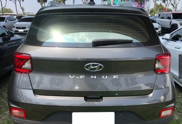 由 vivian19932004 (刊登 ID 1380923773，圖片 1) 提交，位於 新北市 (New Taipei) 的 Hyundai Venue 2021款 灰色 (類別：汽車出售)，說明：💥認證中古車歡迎你來帶回家💥 💥車輛應有盡有趕緊來搶便宜💥 ⚠️車商賣車 同行勿擾⚠️ ⬇️車輛資訊⬇️ 🔷Hyundai Venue 2021款 灰色 🔶里程:4萬 🔶燃料:汽油 🔶年份:2021 🔶排氣:1.6L 🔶變速:手自排 🔶驅動:2WD 🔶乘客數:5門5座 ✔️循跡系統✔️Keyless免匙系統✔️防盜系統✔️安全氣囊✔️動態穩定系統✔️ABS防鎖死✔️定速系統✔️衛星導航 ✔️恆溫空調✔️倒車雷達✔️倒車顯影系統 ⭕合格認證⭕專業鑑定⭕檢定報告 📌五大保證↘️ 無泡水、無事故、無AB接合車、里程保證、無計程車 📌五大保固↘️ 引擎、方向機、變速箱、發電機、啟動馬達 🔥🔥買好車找上游最便宜🔥🔥 🎈均有第三方權威認證🎈 🎈超優質一手清倉
