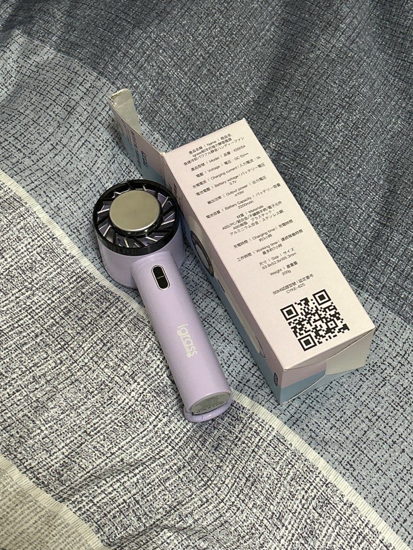 由 wineee.e (刊登 ID 1381058131，圖片 3) 提交，位於 台南市 (Tainan) 的 Igrass制冷式強力靜音風扇 (類別：風扇)，說明：此款為紫羅蘭色 🉑手持 🉑制冷製冰 🉑三檔調節 🉑超長續航 🉑USB C充電 🉑上飛機 🈶登山扣 風速叫其他牌弱 但靜音表現佳 完整盒裝（含充電線、掛繩）。