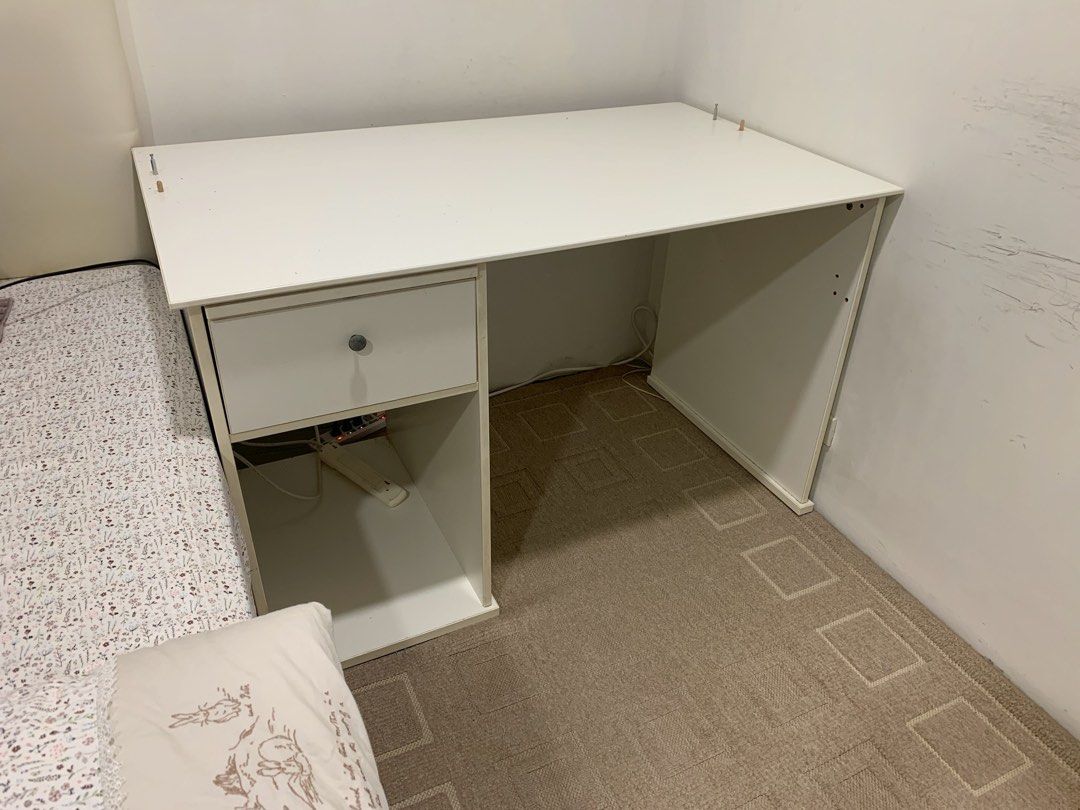 由 jj1012jj (刊登 ID 1380928701，圖片 3) 提交，位於 台北市 (Taipei) 的 IKEA 書桌 可拆解（已絕版） (類別：書櫃、櫃子)，說明：尺寸：長120cm 寬70cm 桌面離地高74cm 架子高度51cm 出售不含檯燈。