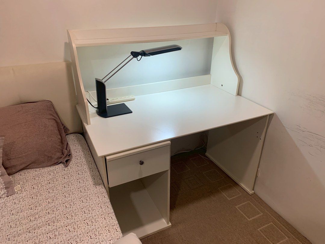 由 jj1012jj (刊登 ID 1380928701，圖片 1) 提交，位於 台北市 (Taipei) 的 IKEA 書桌 可拆解（已絕版） (類別：書櫃、櫃子)，說明：尺寸：長120cm 寬70cm 桌面離地高74cm 架子高度51cm 出售不含檯燈。