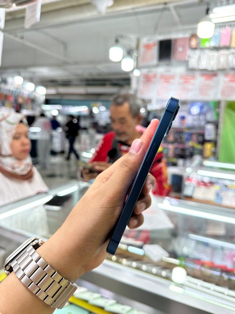 iPhone 13 512GB SMARTLOCK NO ISSUE SECONDHAND (Category: iPhone 13 Series) located in Pasig City. Submitted by FarAndRayShop (Listing ID 1380912528, Image 2). Description: OPEN FOR SWAP/SELLING/BUYING (RFS: Buy and Sell) Price: 20,499 iPhone 13 512GB •Smartlock •NO HIDDEN ISSUES •TEST TO SAWA •Authentic Phone Physical store in Greenhills Shopping Center XC-07 Stall Number Look For Rayray Or Anika NO CASH INSTALLMENT We are open also for : *CREDIT