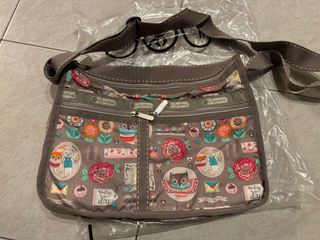 (Category: ) located in . Submitted by Charcat.Closet (Listing ID 1381051094, Image 1). Description: .