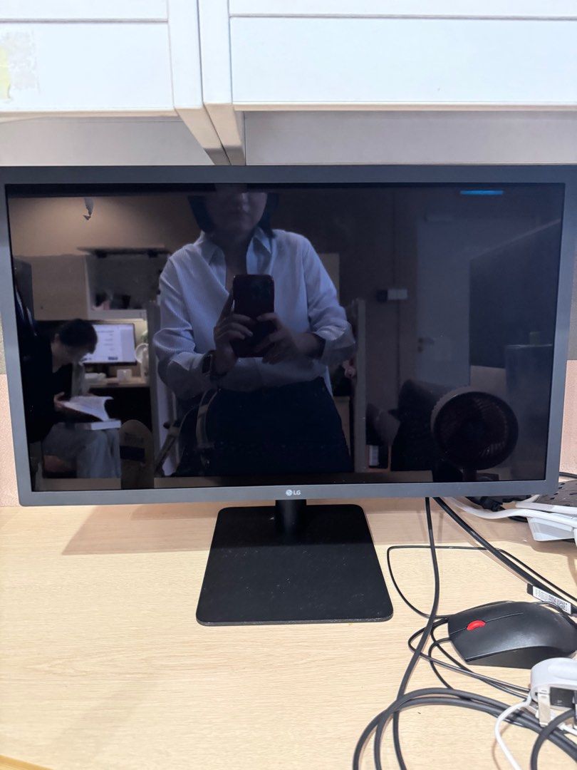 LG Ultrafine 24’’ monitor63059785039745111