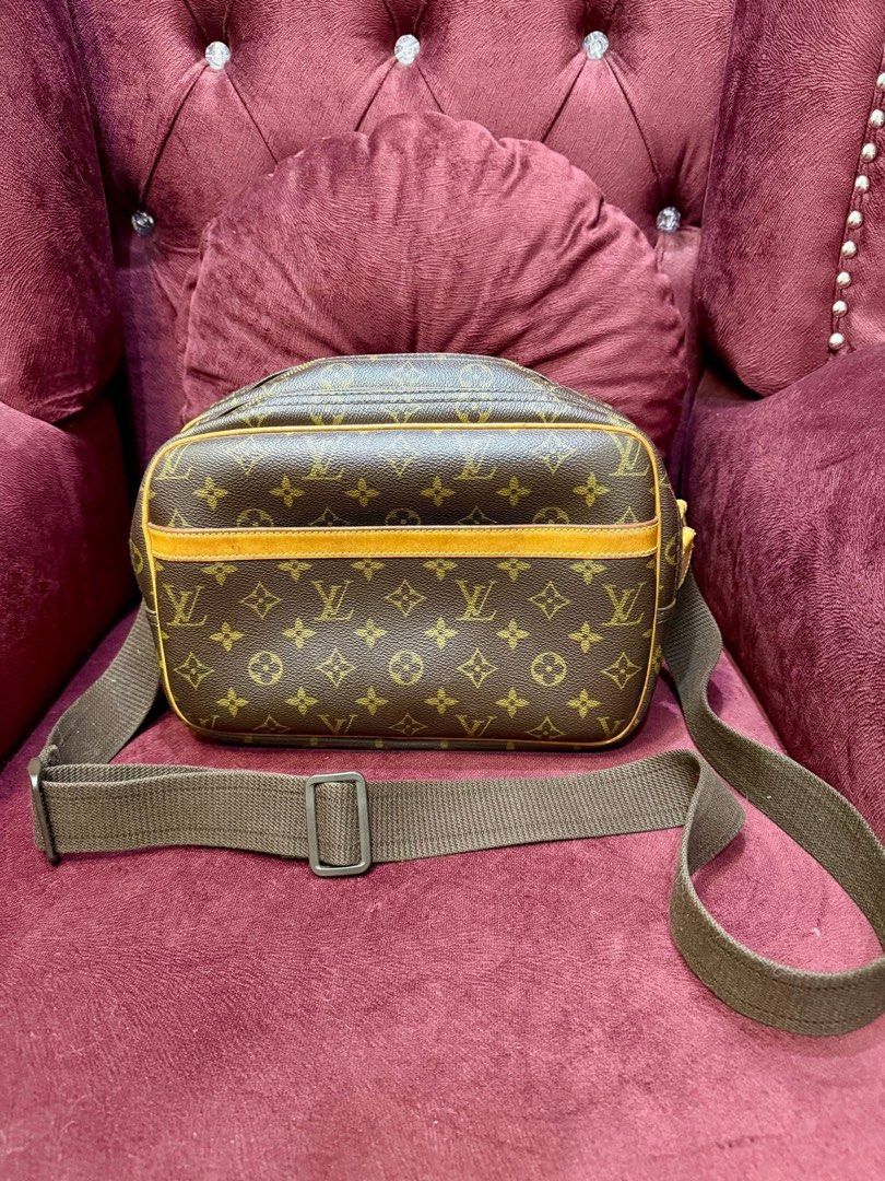 LV REPORTERS BAG (Category: Luxury Bags & Wallets) located in Mandaluyong City. Submitted by thomyrinaprintingservice (Listing ID 1380961197, Image 1). Description: with dustbag.