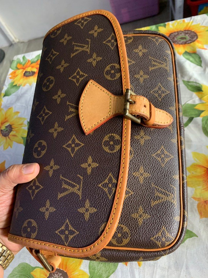 LV Sling Bag (Category: Luxury Bags & Wallets) located in Batangas. Submitted by roams (Listing ID 1381019590, Image 3). Description: In good conditions With signs of use sa sling With code inside Very light to carry Just pm😊.