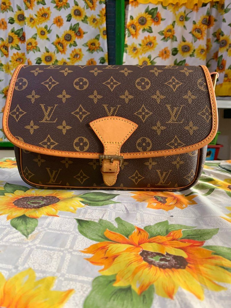 LV Sling Bag (Category: Luxury Bags & Wallets) located in Batangas. Submitted by roams (Listing ID 1381019590, Image 1). Description: In good conditions With signs of use sa sling With code inside Very light to carry Just pm😊.