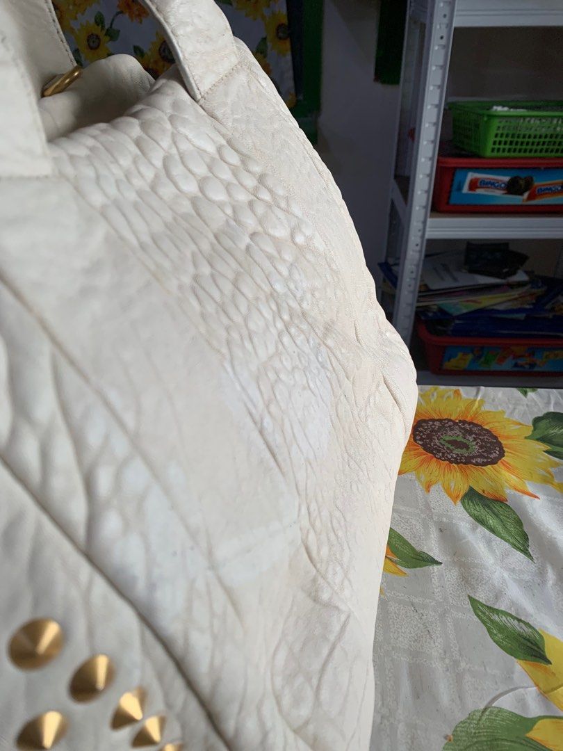 MCM Hand/Sling Bag (Category: Cross-body Bags) located in Batangas. Submitted by roams (Listing ID 1381020418, Image 3). Description: In good conditions Very nice ang loob With signs of use outside With sling Just pm😊 .