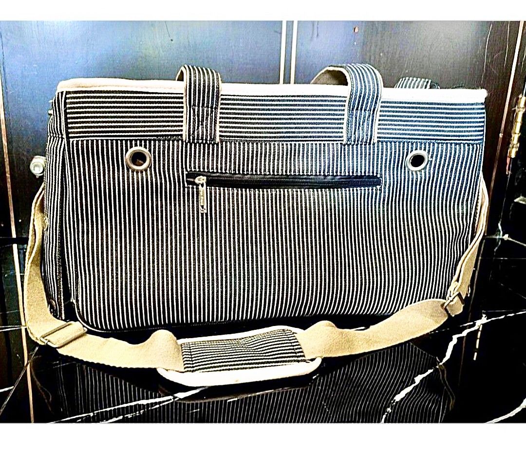 Pet Carrier Pet Field (Category: Homes & Other Pet Accessories) located in Singapore. Submitted by kristalbeaute (Listing ID 1377703652, Image 1). Description: Pet Field Pet Carrier 46cm x 26cm x 20cm Never been used For cat, dog, small animals.