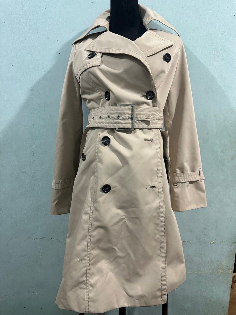 Pinky and dianne trench coat (Category: Coats, Jackets and Outerwear) located in Taguig. Submitted by lux_sera (Listing ID 1381020438, Image 1). Description: lightly used lakas makasosyal minor stains i think removable used and purchased from Japan fits xs to small.
