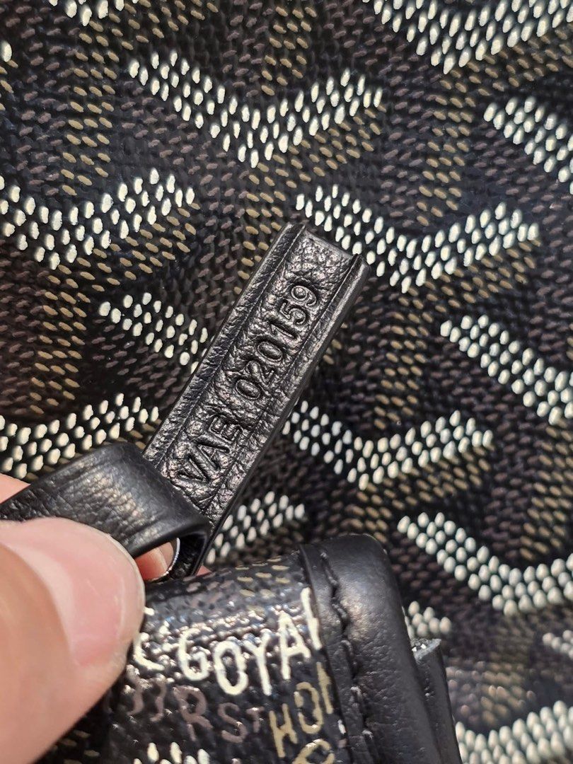 💯😱Preloved Goyard tote💕 (Category: Luxury Bags & Wallets) located in General Santos City (Dadiangas). Submitted by braverabbit.67 (Listing ID 1380974728, Image 3). Description: Meron ulit!! mabiliS MA SOLD‼️😱🤩🤩 Unahan lang mga miii😭🙏🏼 USed in verygood Condition 💯𝙒𝙝𝙖𝙩 𝙮𝙤𝙪 𝙨𝙚𝙚 𝙞𝙨 𝙬𝙝𝙖𝙩 𝙮𝙤𝙪 𝙜𝙚𝙩💯✅ medium size.