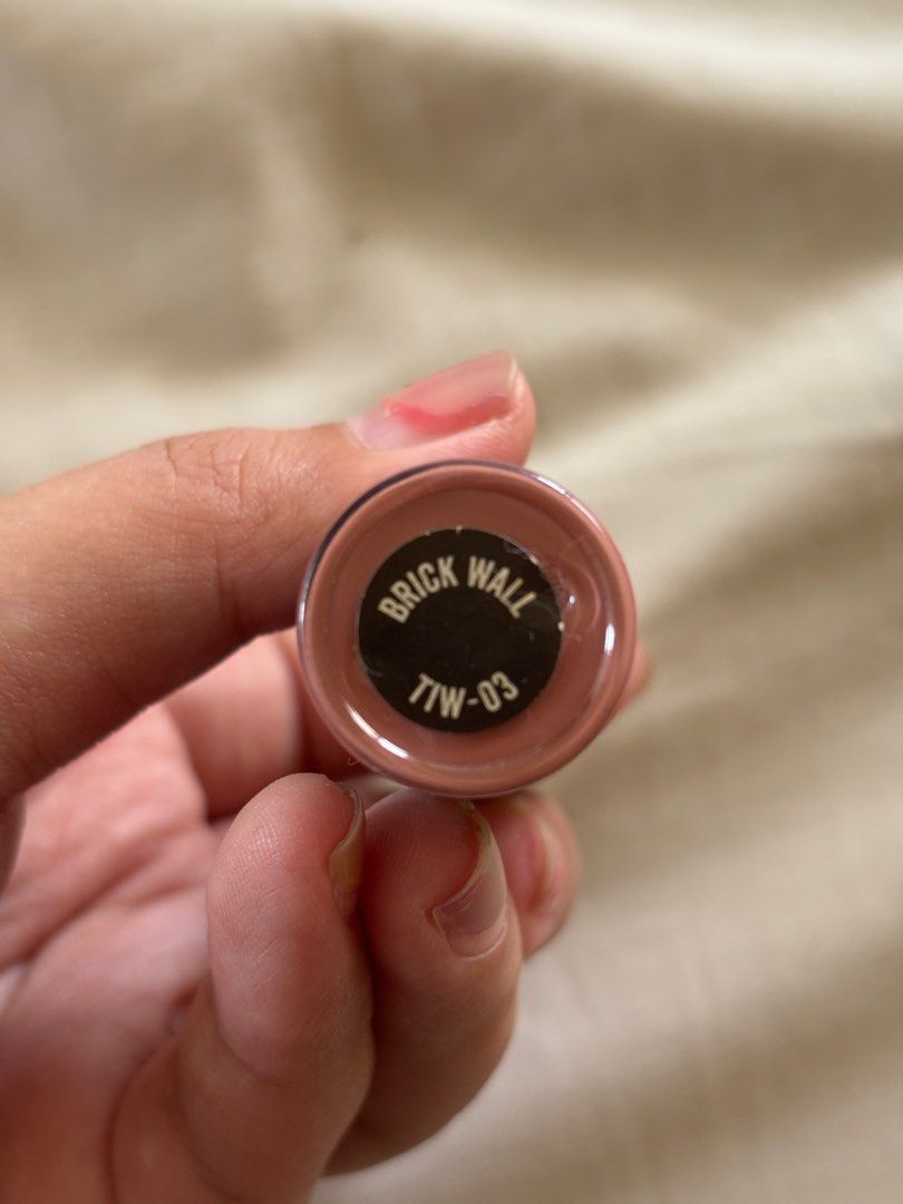 Prestige Cosmetics Total Intensity Lip Graffiti Matte Lacquer (Category: Makeup) located in Marikina City. Submitted by everythingisnegotiable (Listing ID 1381038647, Image 2). Description: Shade name: Brick Wall Dries down semi-matte and not drying!! A nice matte lip shade.