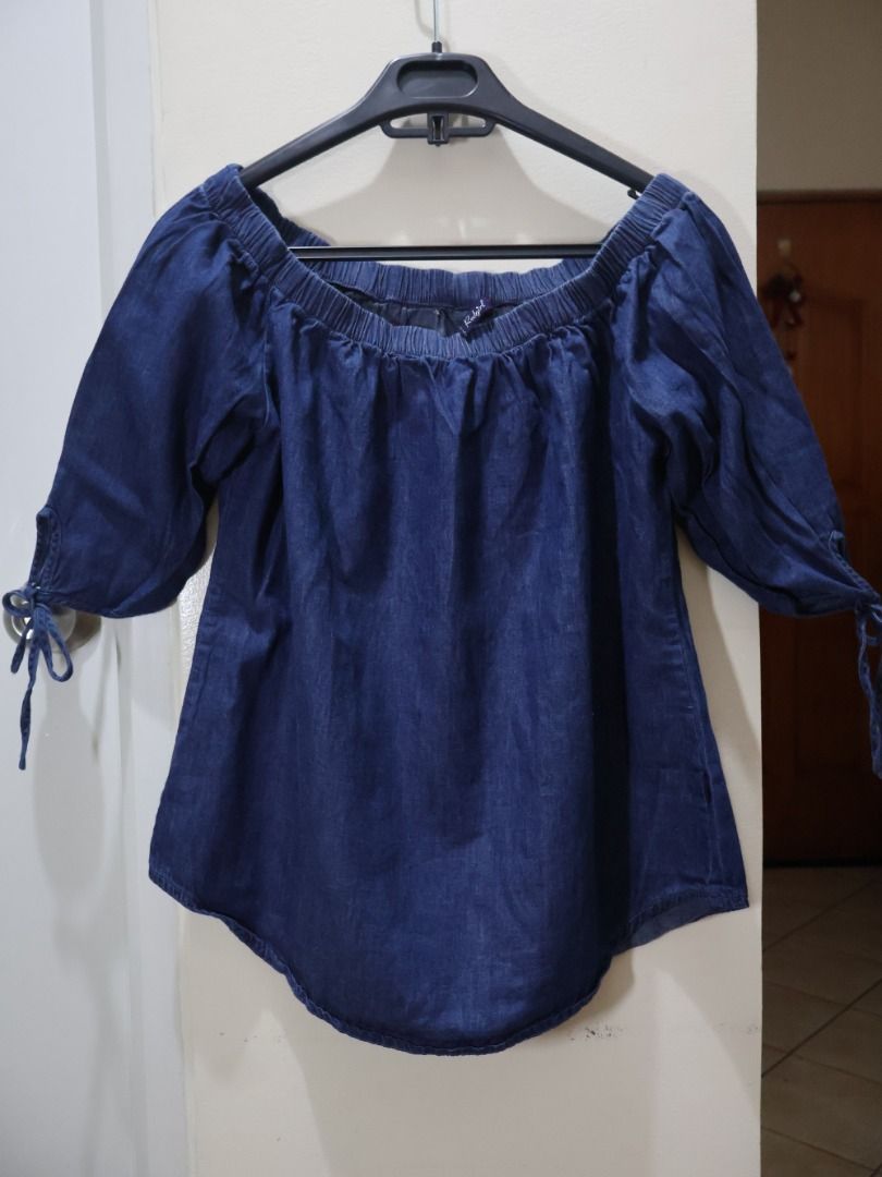 Redgirl Off-shoulder blue top (Category: Blouses) located in Manila. Submitted by coldchai (Listing ID 1380984024, Image 1). Description: BRAND: REDGIRL In good condition, no flaws. PM me for inquiries 📍Manila PM for inquiries and dimensions Shipping: Lalamove, JRS Express. Pay first then delivery. Shall be shouldered by the buyer.