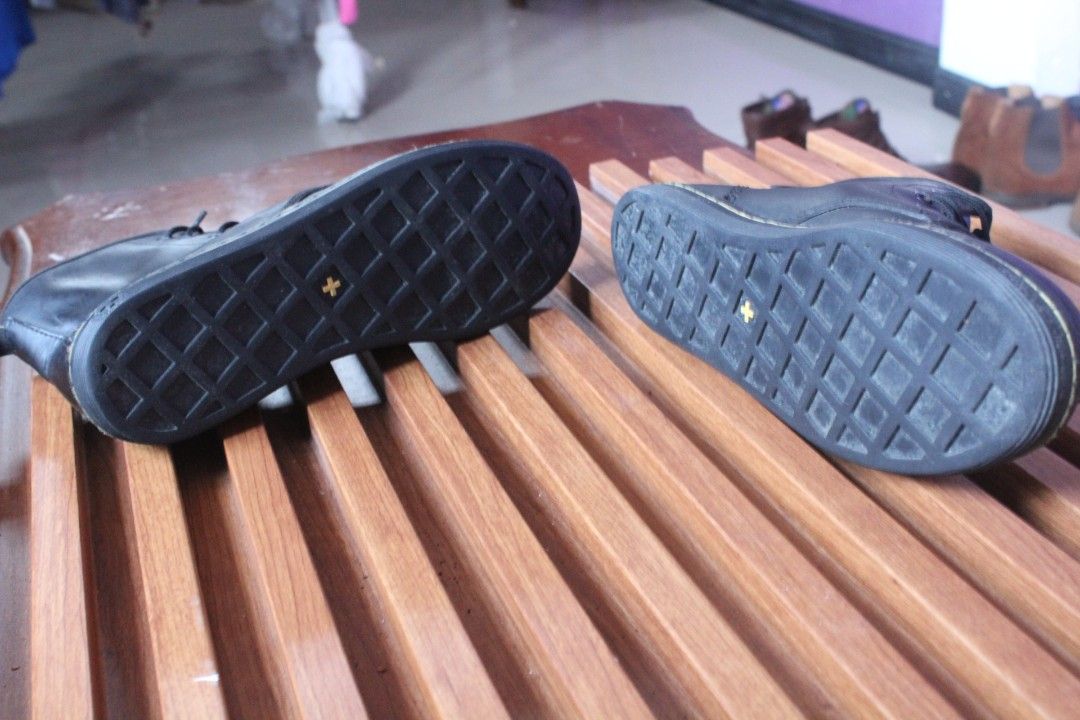 sepatu boot high tapak rata dokmart