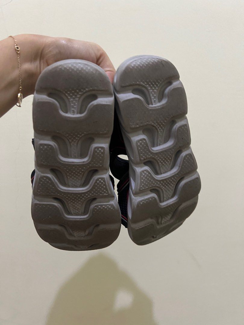 Sepatu sandal Skechers size 30 (Kategori: Orang Tua, Bayi & Anak - Lainnya) berada di Surabaya. Dikirim oleh ajijaaa (ID iklan 1380952911, Gambar 3). Deskripsi: .