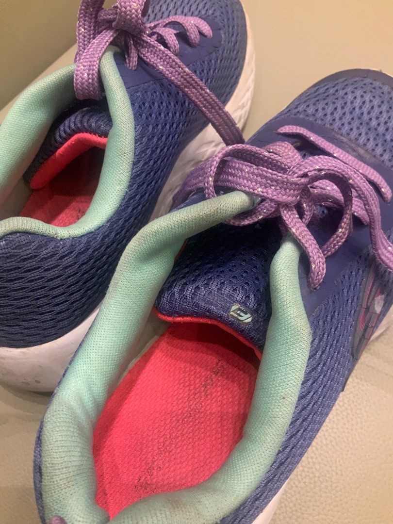 Skechers Anak Perempuan Size 33 | Warna Ungu Tosca Pink | Preloved (Kategori: 4 hingga 7 tahun) berada di Tangerang. Dikirim oleh hiduplahuratnadi (ID iklan 1381005302, Gambar 3). Deskripsi: Sepatu anak Skechers original size EUR 33 (UK 13.5 / CM 20.5) ✅ Warna ungu – tosca – pink yang eye-catching ✅ Tali glitter ungu, sol empuk, dan ringan untuk anak aktif ✅ Cocok untuk sekolah, main, atau olahraga ringan ✅ Kondisi preloved, sol masih bagus, ring
