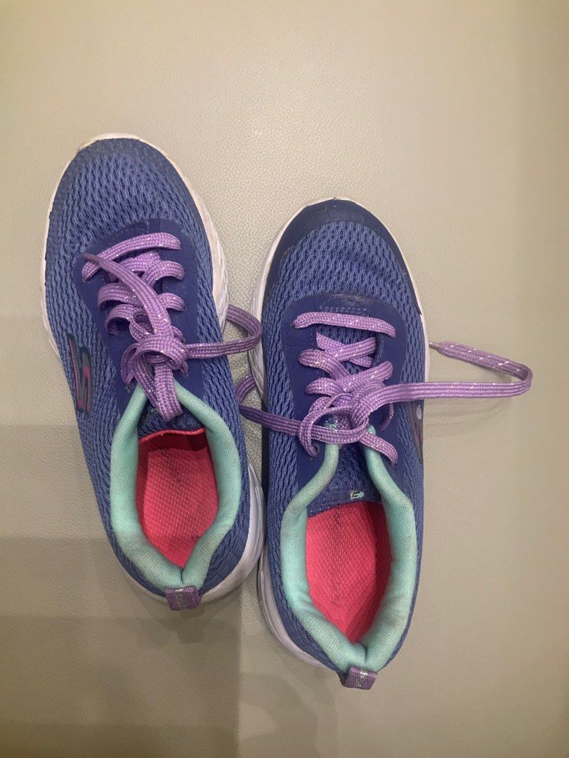 Skechers Anak Perempuan Size 33 | Warna Ungu Tosca Pink | Preloved (Kategori: 4 hingga 7 tahun) berada di Tangerang. Dikirim oleh hiduplahuratnadi (ID iklan 1381005302, Gambar 1). Deskripsi: Sepatu anak Skechers original size EUR 33 (UK 13.5 / CM 20.5) ✅ Warna ungu – tosca – pink yang eye-catching ✅ Tali glitter ungu, sol empuk, dan ringan untuk anak aktif ✅ Cocok untuk sekolah, main, atau olahraga ringan ✅ Kondisi preloved, sol masih bagus, ring