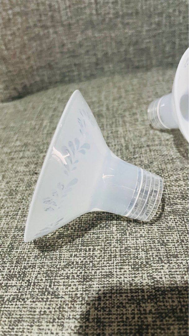 Soft silicone funnel (Category: Breastfeeding & Bottle Feeding) located in Kemaman. Submitted by asma35 (Listing ID 1380929412, Image 2). Description: 1 pair, new Size 21mm Rts: Tak muat nak masuk handsfree cup medela & numom light utk hack.