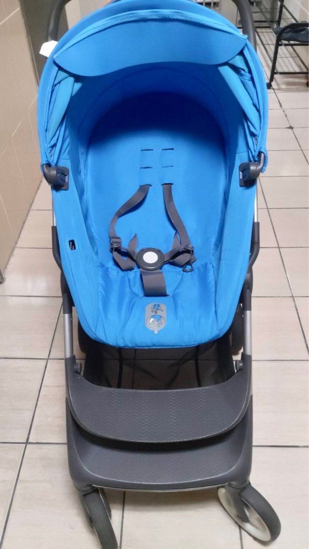 由 c036987 (刊登 ID 1381040898，圖片 1) 提交，位於 新北市 (New Taipei) 的 Stokke 大戰車 嬰兒推車 高景觀雙向推車 嬰兒車 清潔乾淨 二手狀況良好 (類別：嬰兒車)，說明：藍色stokke 推車 超好推 很平穩 沒坐過幾次 有清潔過了 相當乾淨 超好收整 可拆兩部分 不佔空間。