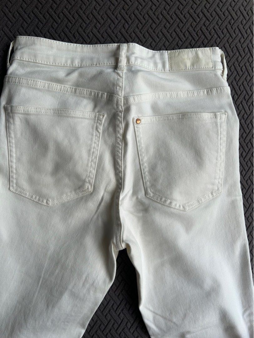 Straight HW ankle length & denim (Category: Jeans) located in Quezon City. Submitted by cale07 (Listing ID 1380922425, Image 3). Description: .